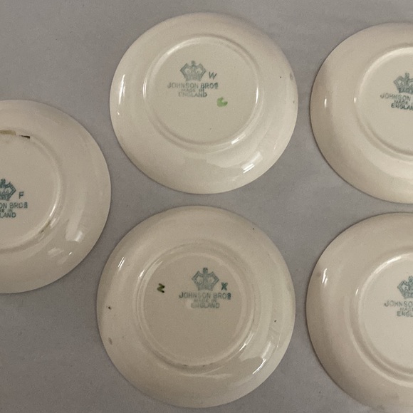 5 Johnson bros hand painted saucers. 4.25 inches in diameter. - Picture 8 of 9